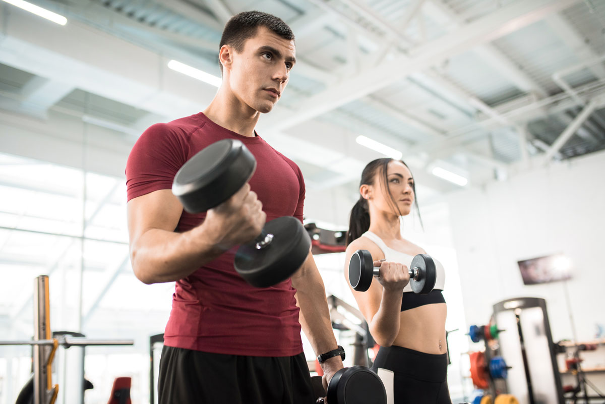 couple training with weights after using muscle building supplements